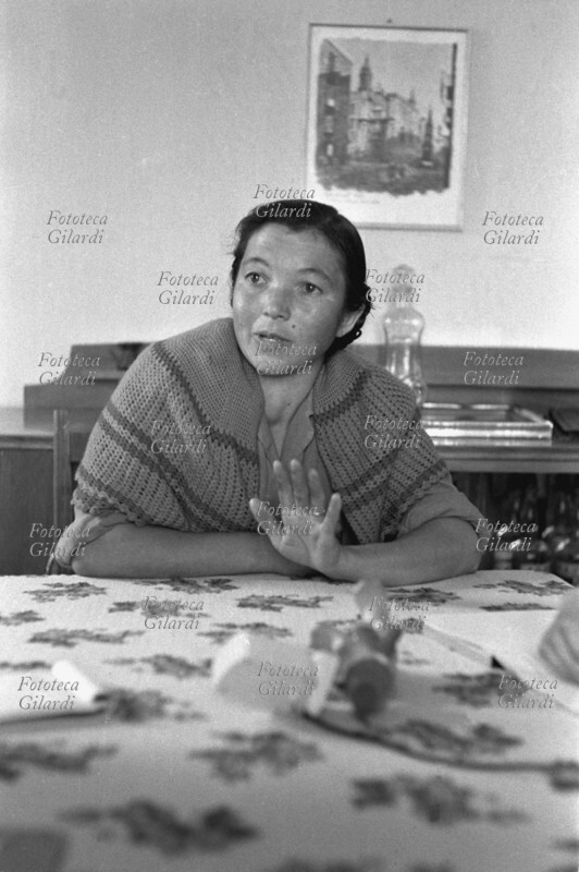 ALBANO DI LUCANIA (PZ) una donna racconta un episodio di affatturazione. Sequenza fotografica (1ª di 8, vedi anche: 5566, 5565, 5563). Il colloquio si svolge in casa del medico del paese, durante l\