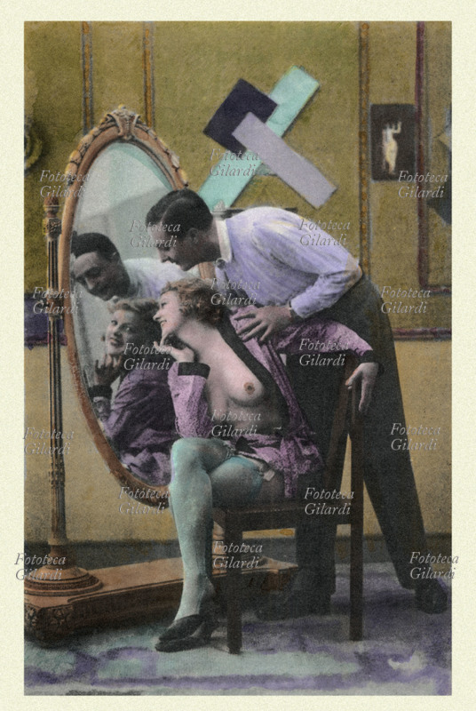 PROSTITUZIONE Coppia davanti ad uno specchio, in una casa di tolleranza. La giovane guarda ammiccando nello specchio mentre l\