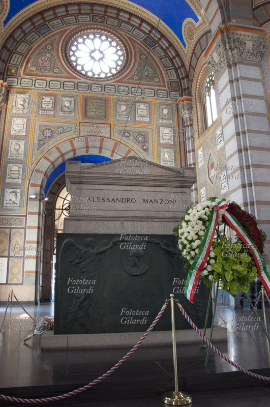 MANZONI Il monumento dedicato ad Alessandro Manzoni (7 marzo 1785 – 22 maggio 1873) fregiato della corona tricolore composta da rose bianche, rose rosse e anthurium verde, posta dal Presidente della Repubblica Sergio Mattarella nelle celebrazioni del 22 maggio 2023 per il 150° anniversario della morte dello scrittore. Il corpo imbalsamato del Manzoni venne tumulato nel Famedio del Cimitero Monumentale nel 1883, celebrando all\