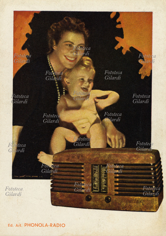RADIO Phonola Radio modello 403, immagine pubblicitaria. Giovane madre sorridente, vestita di nero e contrastante filo di perle, con in braccio il suo bambino biondo anch\