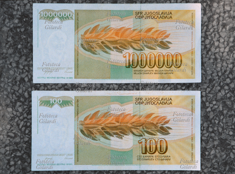 MONETA verso della banconota da 100 dinari (vecchia) e da 1.000.000 (nuova) in corso nel 1991. Hanno lo stesso valore economico: le seconde sono state stampate come taglio \