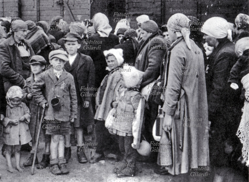 SHOAH donne e bambini ebrei, appena arrivati con un trasporto dall\