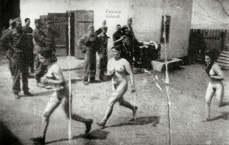 SHOAH giovani donne ebree ucraine appena arrivate al campo di concentramento (non identificato) vengono fatte correre nude, a beneficio dei soldati, verso le docce e la disinfestazione. Uno degli spettatori, con macchina fotografica, ha sentito il bisogno di riprendere la scena (vedi pubblicazione su \