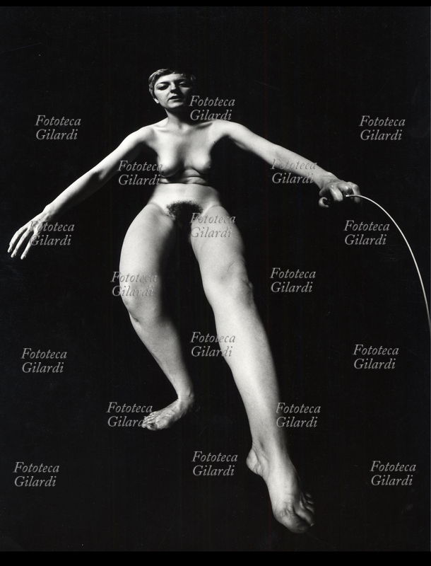 GILARDI - nudo femminile in piedi anamorfizzato - autoscatto - Scansione da stampa vintage 18x24 ideazione del procedimento e realizzazione dell\