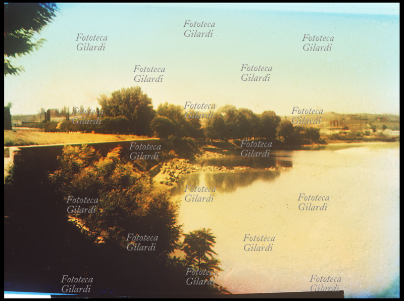 STORIA DELLA FOTOGRAFIA Veduta del Po di Francesco Negri. Primi esperimenti sulla fotografia a colori, con il metodo della sintesi additiva. Eliografia a colori indiretti, eliocromia su gelatina bicromata e pigmento al carbone (rosso/blu/giallo) filtri verde/arancio/violetto. Francesco Negri, avvocato e sindaco di Casale Monferrato dal 1924 fu un grande ricercatore di tecniche fotografiche. Fotografia a colori, 1880 circa