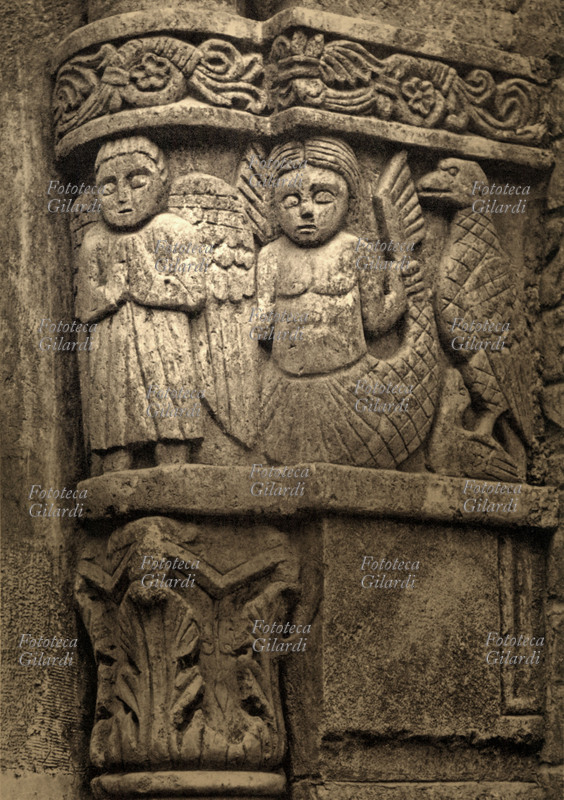 ARCHITETTURA Sirena e angelo raffigurati in un bassorilievo romanico che decora la facciata della Chiesa di San Pietro a Bologna. La Chiesa di S. Pietro è Cattedrale Metropolitana, in quanto sede del Vescovo Metropolita: centro liturgico e spirituale della diocesi di Bologna. Notizie storiche sulledificio si hanno solamente a partire dal sec. X, ma studi recenti ed i resti archeologici esistenti sotto la chiesa portano a ritenere che la sua origine sia paleocristiana e la sua più antica forma fosse basilicale, a tre navate. In seguito al disastroso incendio del 1141 fu ricostruita in forme romaniche, poi del tutto rifatta, come al presente, a partire dal 1575. Fotografia, 1999 circa