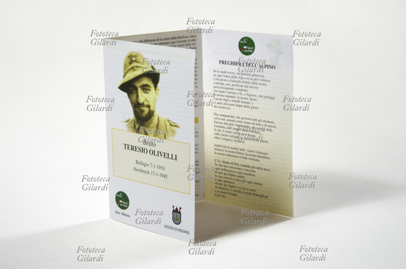 Teresio OLIVELLI (Bellagio, 7 gennaio 1916 - Hersbruck, 17 gennaio 1945), militare tra gli alpini, patriota e personalità religiosa italiana, morto in campo di concentramento difendendo i più deboli. Pieghevole a tre ante diffuso come immagine devozionale in occasione della sua beatificazione, che cita la \