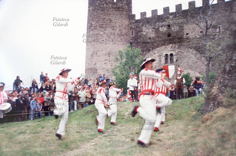 TRADIZIONI POPOLARI Danza rituale degli spadonari a San Giorio (val di Susa) in occasione della festa del patrono San Giorgio, il 23 aprile. La danza, di antica origine agreste, è stata inserita, tra il 1920 e il 1929, in una rievocazione storica in costume che celebra la rivolta contro un feudatario medievale che esigeva lo \