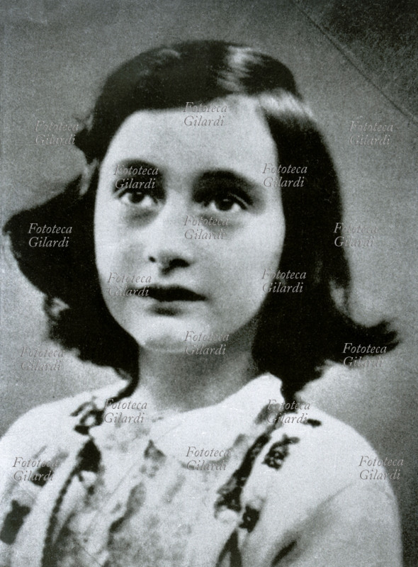 Annelies FRANK (12 giugno 1929 – febbraio o marzo 1945) ritratto di Anne Frank, ragazzina ebrea tedesca, emigrata con la famiglia in Olanda per sfuggire alle persecuzioni naziste, per due anni visse ad Amsterdam nascosta con essa in una soffitta. Nonostante ciò fu catturata e deportata nel campo di Bergen-Belsen, dove fu assassinata. Autrice di un diario autobiografico che il padre, unico sopravvissuto della famiglia, fece pubblicare nel 1946.