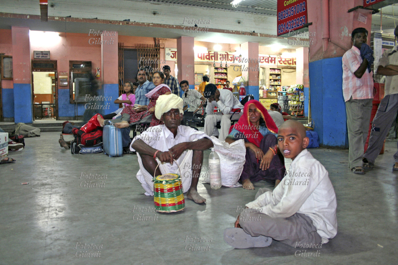JAIPUR Lunghe attese alla stazione degli autobus a Jaipur. Fotografia di Raffaella Milandri. India, Jaipur maggio 2007