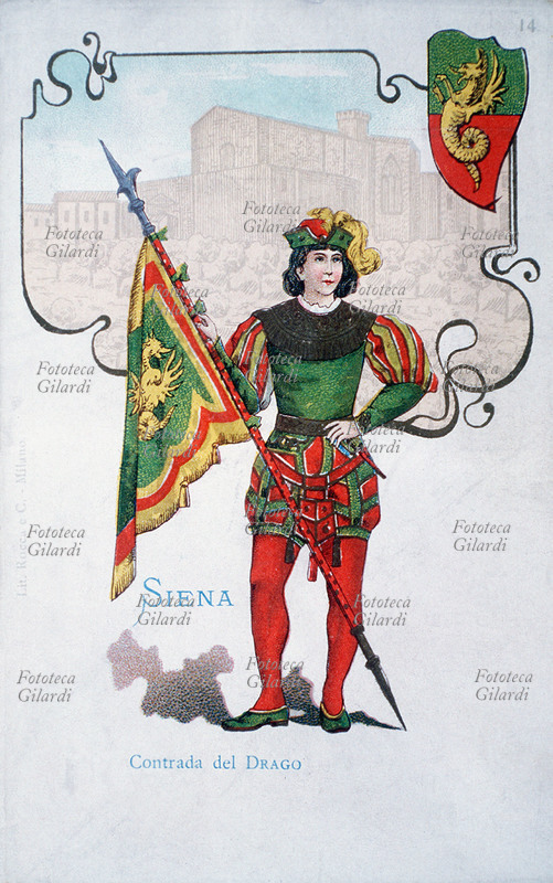 PALIO DI SIENA Sbandieratore della Contrada del Drago, di cui si accenna un scorcio sullo sfondo. Costume tradizionale, stemma e bandiera della contrada in una cartolina postale, Italia primi anni del XX secolo.