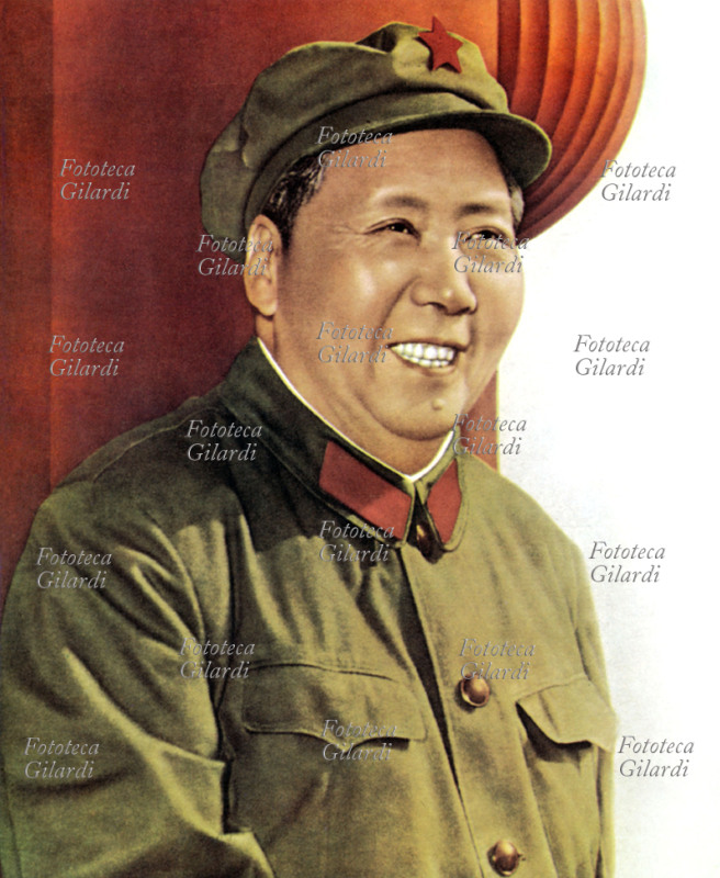 MAO TSE TUNG (1893-1976) Politico e leader cinese, fautore della Rivoluzione Culturale, gettò le basi economiche politiche della Cina moderna. Ritratto di propaganda, Cina 1960 circa.