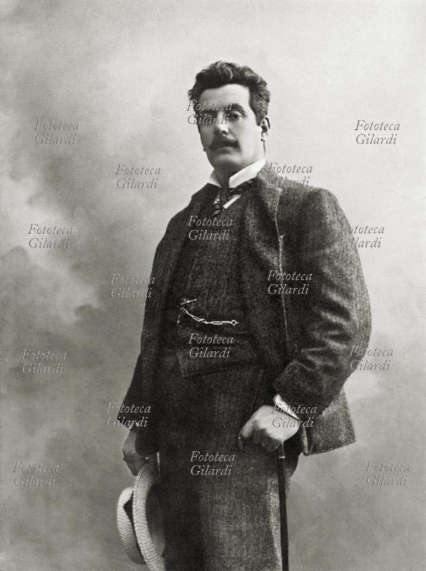 Giacomo PUCCINI (1858-1924) musicista compositore, nato in una famiglia di musicisti e trasferitosi a Milano, legò la propria carriera musicale alla casa editrice Ricordi. Dotato di un infallibile senso teatrale, finissimo melodista e orchestratore viene considerato il maggior operista italiano al cambio del secolo XIX e XX.ritratto fotografico di Mario Nunes Vais (1856-1932), 1895 circa