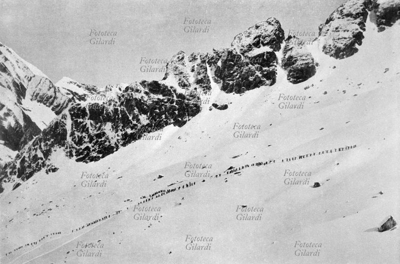 PRIMA GUERRA MONDIALE Adamello, marcia di alpini nella neve, in colonna verso le cime. Italia, maggio 1916