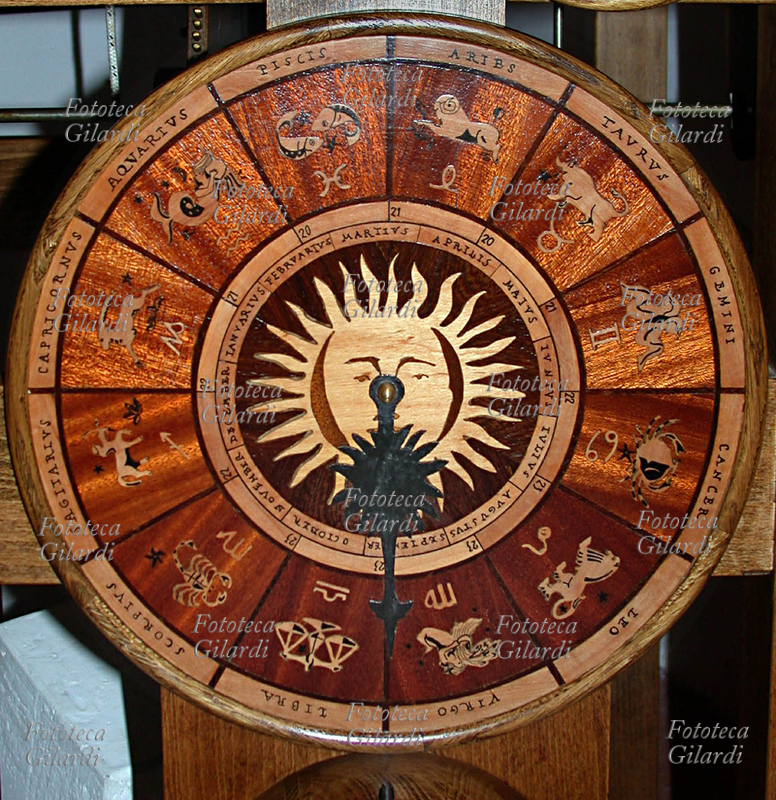 OROLOGIO ASTROLOGICO con i segni e i simboli dello zodiaco intarsiati, modello funzionante in legno costruito su disegno di Leonardo Da Vinci. Italia, XX secolo