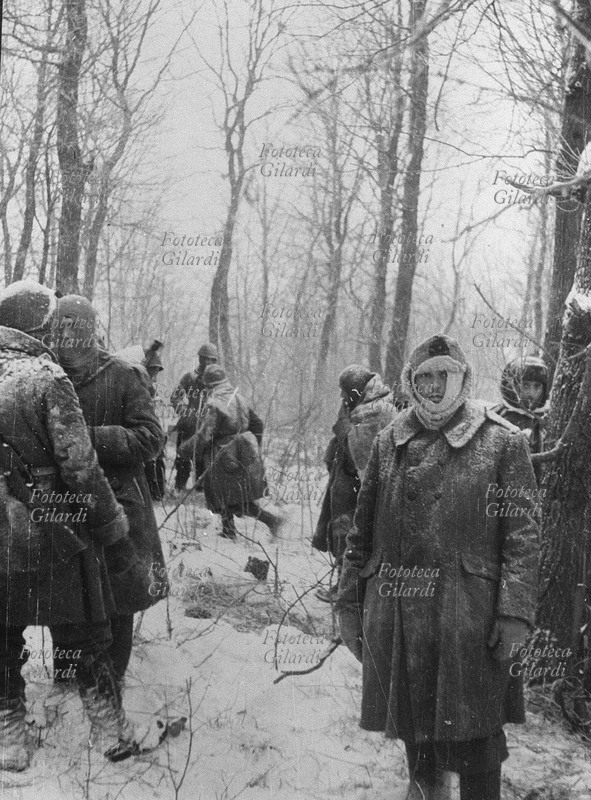 II GUERRA MONDIALE Alpini italiani in ritirata fotografati durante un momento di sosta in un bosco. Le condizioni di marcia erano al limite della sopportazione umana: il freddo era molto intenso e toccava di notte anche i -40° sotto lo zero. L\