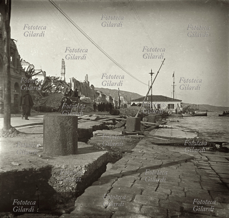 TERREMOTO CALABRO SICULO 1908 Veduta fotografica della banchina sulla riva del mare. Messina, 28 dicembre 1908