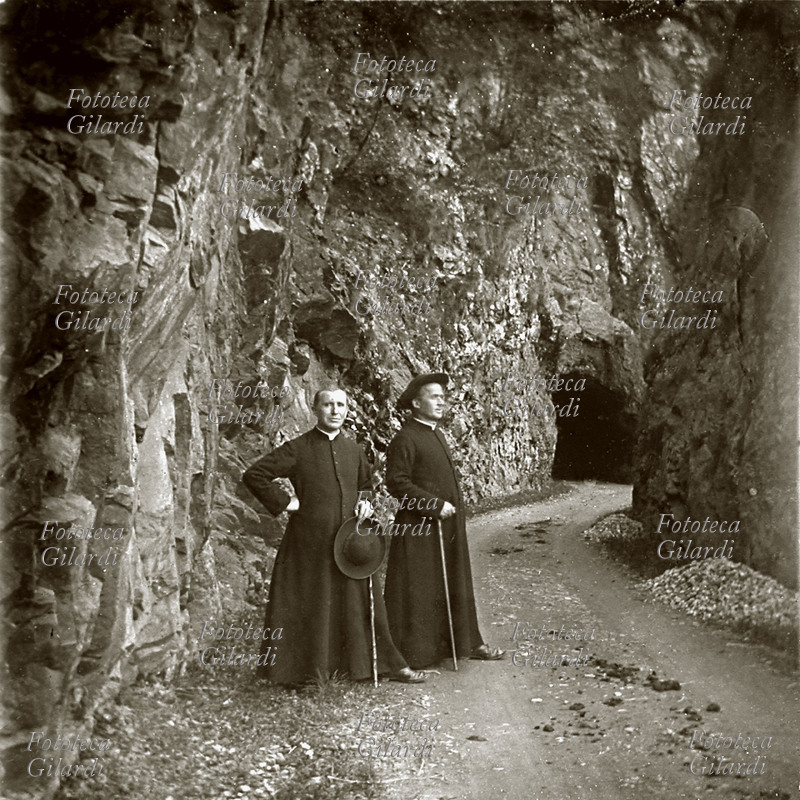 MALESCO (VB) Valle Canobina. Imbocco ovest della galleria di Montecastello detto il Sasso di Finero. Due sacerdoti, i maestri Zenoniani e Fattori. Fotografia di Giovanni Bertina (Malesco, 1849-1937)