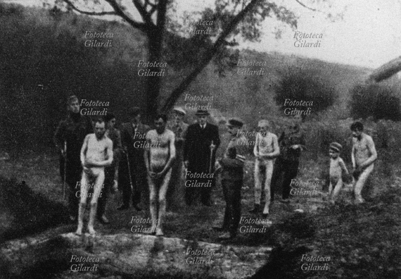 NAZISMO Suiadowo, alcuni uomini e un ragazzino vengono fatti denudare e posizionare sull\