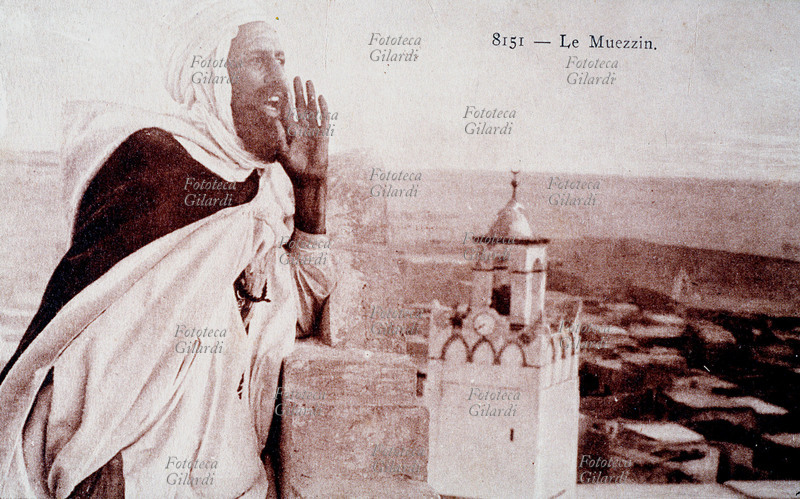 ISLAMISMO il richiamo rituale del Muezzin nelle vicinanze della moschea. Fotocollografia seppiata, Nicea (Iznik) 1915
