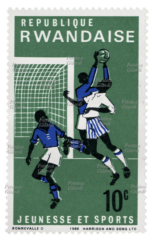 CALCIO Francobollo della serie "Gioventù e sport" emessa dalle poste ruandesi. Nella vignetta giocatori in azione sotto porta. Disegno del pittore belga Oscar Bonnevalle (1920 - 1993), valore nominale 10 santime, fotoincisione Harrison and sons ltd. Repubblica del Ruanda, emissione 31 maggio 1966
