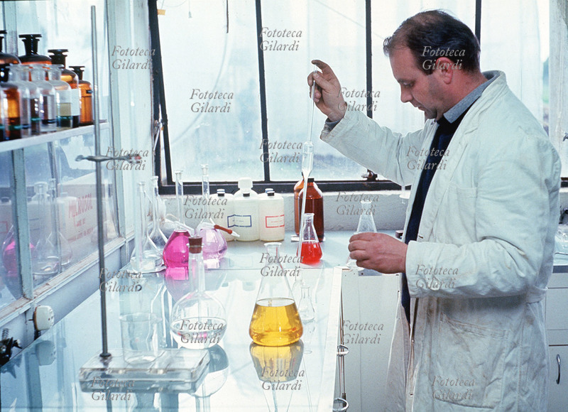 CHIMICA Laboratorio chimico di una serra idroponica negli anni 1960-69. Un analista è al lavoro.