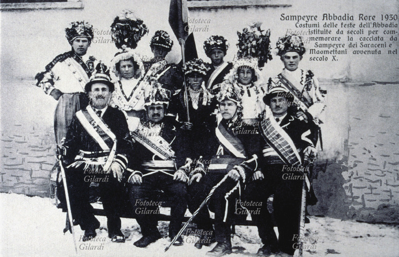 TRADIZIONI POPOLARI Sampeyre Abbadia Rore 1930, piccolo gruppo di personaggi, costumi delle feste dell\