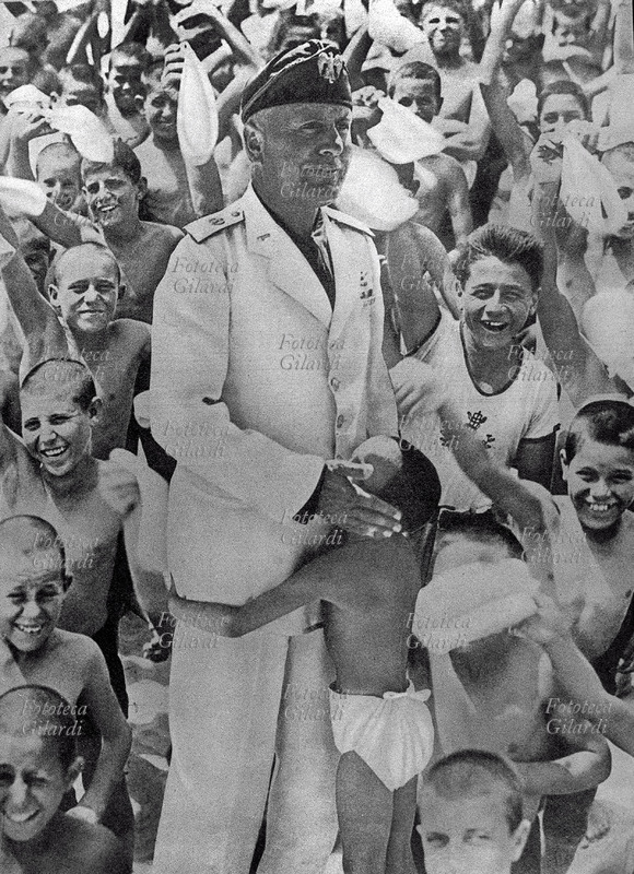 FASCISMO Fotomontaggio con Mussolini che riceve l\