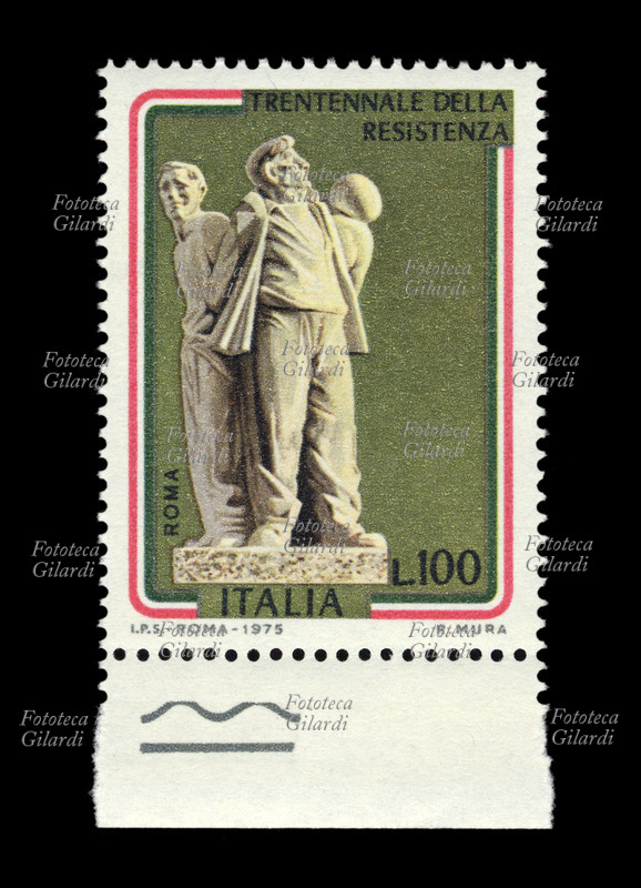 FRANCOBOLLO celebrativo della serie "XXX anniversario della Resistenza" emessa dalle Poste italiane. Nella vignetta, il monumento dedicato ai Martiri delle Fosse Ardeatine, in Roma, opera di Francesco Coccia. Disegno di Renato Mura, valore nominale 100 lire, rotocalco, I.P.S. Roma, Italia, emissione del 23 aprile 1975.