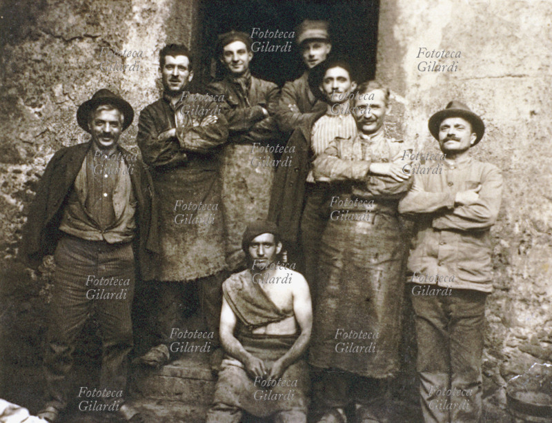 MESTIERI Fotografia di gruppo di carbonai, 1900 circa