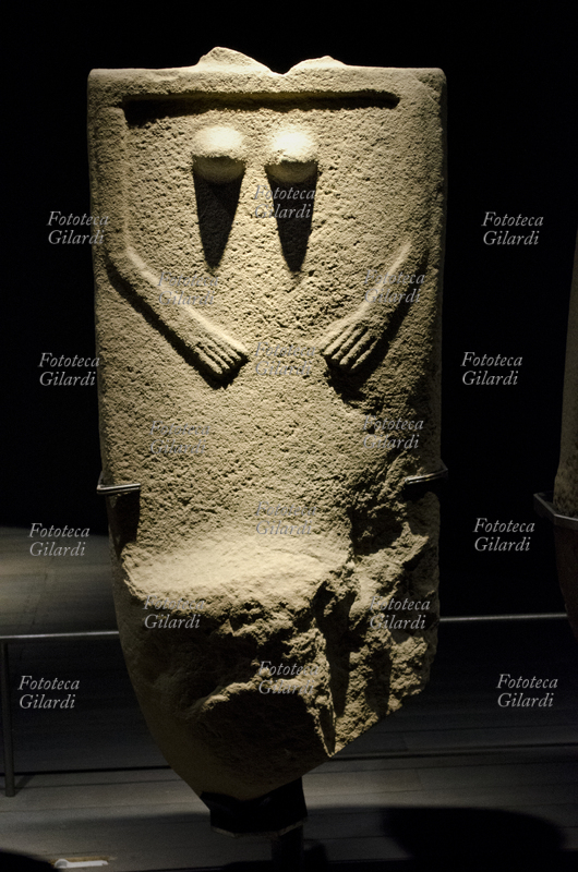 PREISTORIA statua stele muliebre rinvenuta in Lunigiana. Questo genere di monumento di tipo antropomorfo in pietra arenaria rientra nel fenomeno del megalitismo, comune alle popolazioni pre/protostoriche dell\