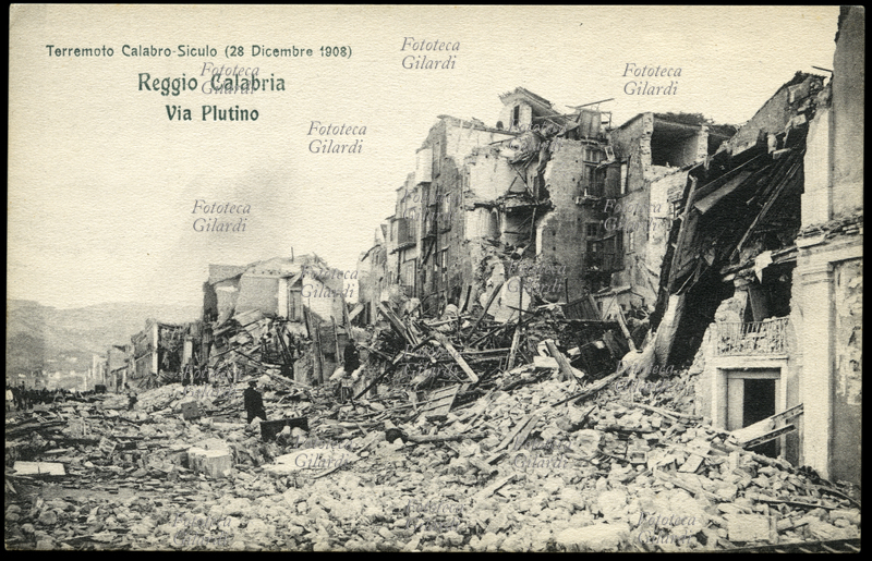 TERREMOTO Calabro-Siculo del 1908. Reggio Calabria, via Plutino. I superstiti che osano avventurarsi fra le macerie appaiono minuscoli di fronte all\
