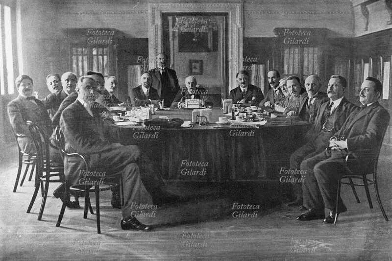 Giovanni GIOLITTI (27 ottobre 1842 – 17 luglio 1928) presiede il Consiglio dei Ministri tenuto per la prima volta al Viminale. Al centro: Giolitti al suo V governo, copre anche la carica di ministro dell\