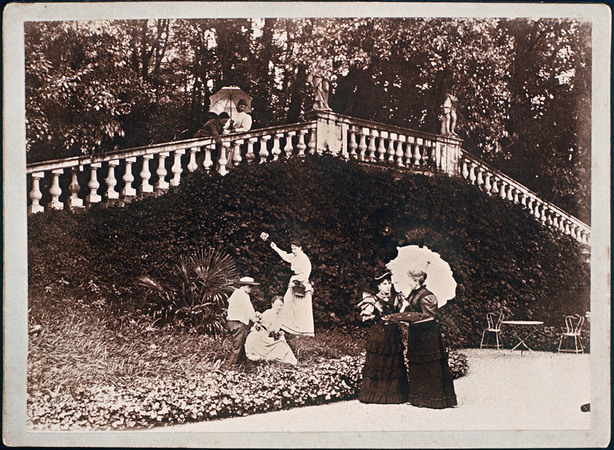 DONNE A PASSEGGIO CON OMBRELLINO DONNE A PASSEGGIO CON OMBRELLINO