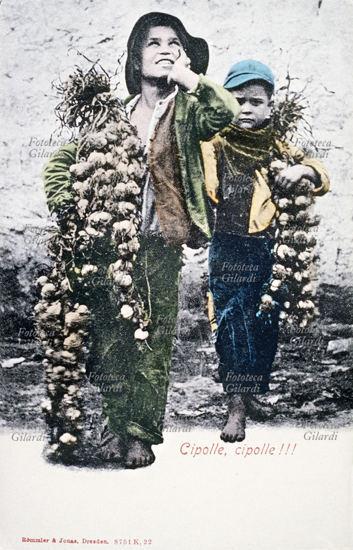 NAPLES urchins peddlers of garlic or onions. The older child puts his hand to his mouth in the act of shouting "Onions! Onions!". Fotocollografia watercolor, Naples 1906.