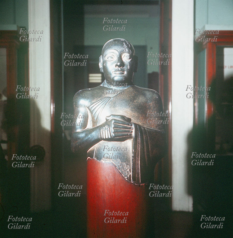 SUMERI Gudea orante. Gudea (2150-2130 a.C. circa) fu sovrano di Lagash nella II dinastia, quando questa era egemone sulle altre città sumere. Scultura proveniente da Tello, XXII sec. a.C.