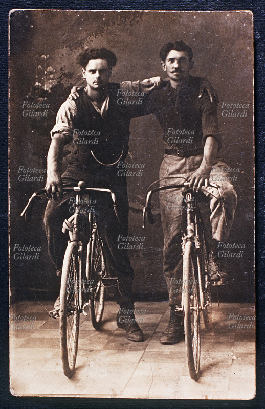 SPORT Ciclismo. Fotografia ricordo di due amici che condividono la passione per la bicicletta da corsa. Italia, anni 1920-1930