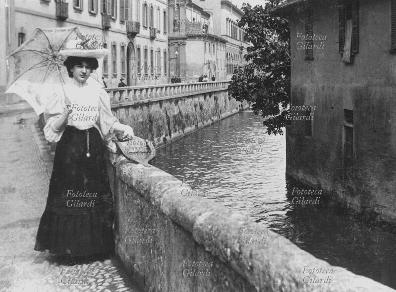 MILANO Via Fatebenefratelli, veduta fotografica con il naviglio e una elegante signora in posa con ombrellino. Fotografia, Italia 1908