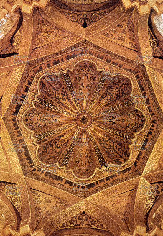 SPAGNA - La cupola della Kebla nella Grande Moschea di Cordova, costruita durante la dominazione araba della Spagna. Fu iniziata da Abderraman I (Abd al-Rahman) nel 785, migliorata nelle decorazioni ed ampliata fino al X secolo. Dopo la riconquista, nel 1523 il Consiglio dei Canonici decise di costruire una cattedrale cristiana all\