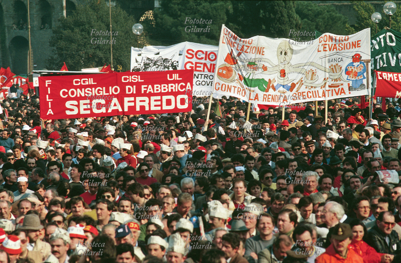 MANIFESTAZIONE SINDACALE gli striscioni: CGIL CISL UIL consiglio di fabbrica Segafredo e Contro l\