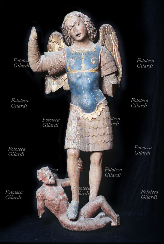 SAN MICHELE ARCANGELO schiaccia il demonio sotto i piedi. Scultura di anonimo, legno policromo, XV secolo. Ponzone (AL), Museo Sacro, Oratorio del S.S. Suffragio.