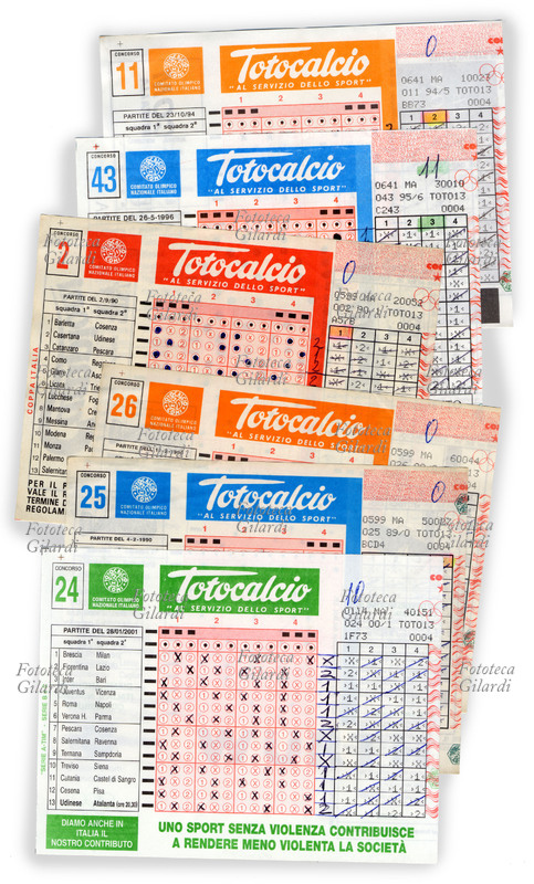 TOTOCALCIO schedine compilate e giocate del Totocalcio, gioco abbinato al campionato di calcio italiano. Su tutte le schedine è segnato a mano il punteggio ottenuto dalla giocata: 10, 11, oppure 0. Sulla prima schedina in basso è scritto un messaggio contro la violenza negli stadi: uno sport senza violenza contribuisce a rendere meno violenta la società. Italia, composizione di schedine degli anni 1990 - 2001.