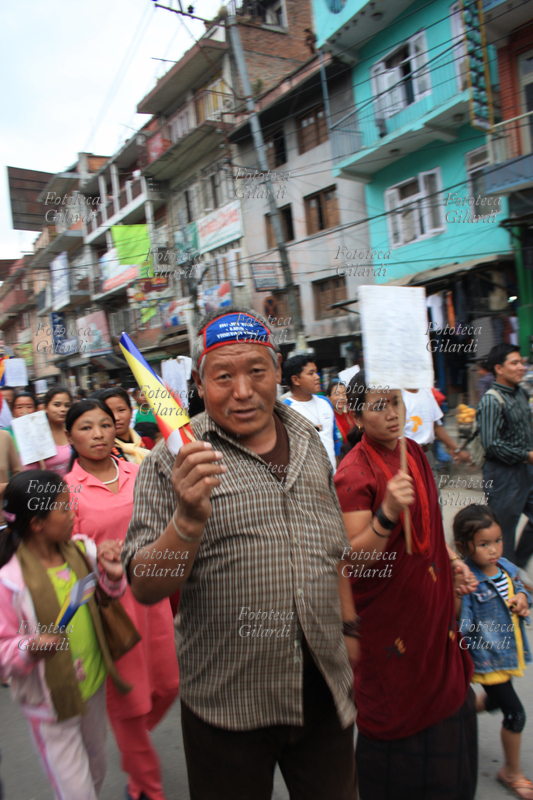 NEPAL Manifestazione per la liberazione del Tibet, a Bodhnath. Anziani donne e bambini sflilano con bandierine e cartelli di protesta. Fotografia di Raffaella Milandri. Nepal, Bodhnath maggio 2008