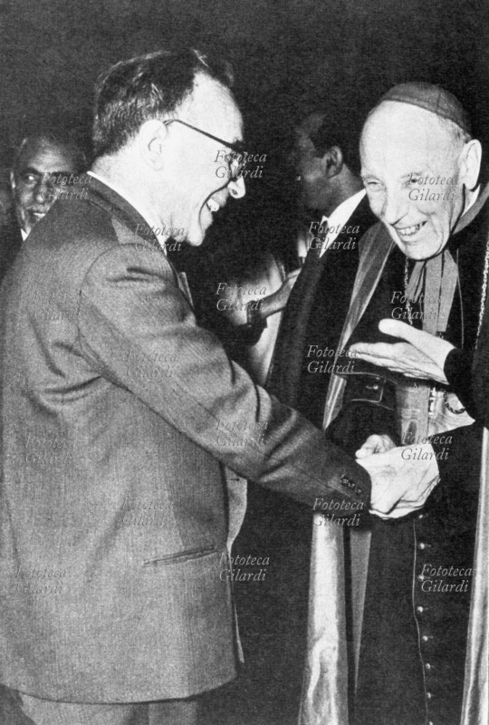 ITALIA Giorgio La Pira (9 gennaio 1904 – 5 novembre 1977, politico e giurista italiano della sinistra cattolica, stringe la mano al cardinale progressista Augustin Bea (28 maggio 1881 – 16 novembre 1968), cardinale, arcivescovo cattolico e biblista tedesco, gesuita, pioniere dell\