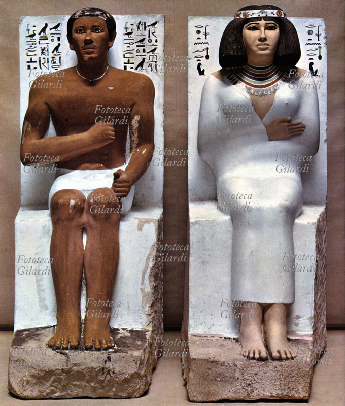 ANTICO EGITTO Ra-hotep e la sposa Nofret. Scultura in calcare dipinto, con occhi incastonati, proveniente dalla tomba di Ra-hotep a Medum. Inizio della IV dinastia, 2600 a.C. circa.