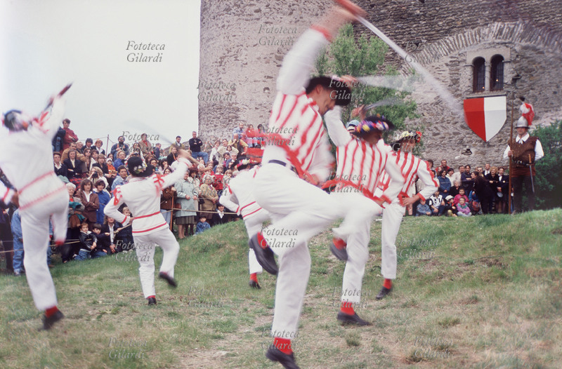 TRADIZIONI POPOLARI Danza rituale degli spadonari a San Giorio (val di Susa) in occasione della festa del patrono San Giorgio, il 23 aprile. La danza, di antica origine agreste, è stata inserita tra il 1920 e il 1929, in una rievocazione storica in costume che celebra la rivolta contro un feudatario medievale che esigeva lo \