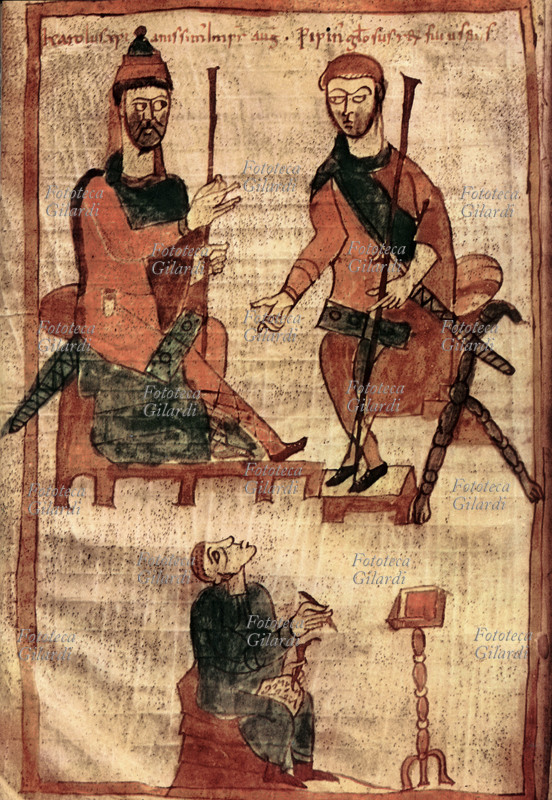 CARLO MAGNO (742-814) seduto sul trono, con una corona a forma di tiara e di fronte a lui suo figlio Pipino. In basso uno scriba, identificato come Eginardo , il suo biografo ufficiale ammesso a corte con quel compito. Stampa da miniatura tratta dal ms. \
