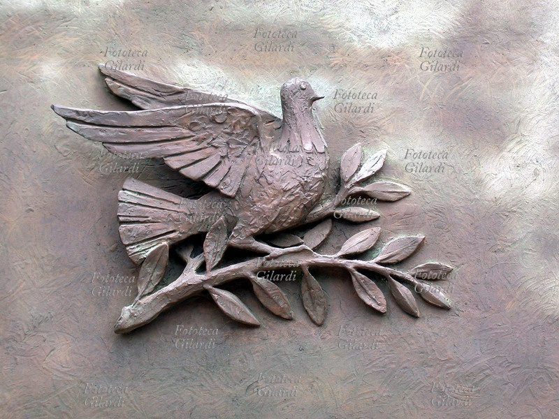 COLOMBA DELLA PACE Bassorilievo di Pietro Zegna, 1992. Dettaglio di portale in bronzo nella Chiesa di Santa Giustina a Milano. Pietro Zegna scultore è nato a Luino (VA), vive e lavora a Milano.