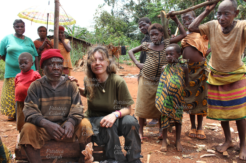 AFRICA Foto di gruppo con Raffaella. Il villaggio appartiene a un gruppo etnico chiamato genericamente \