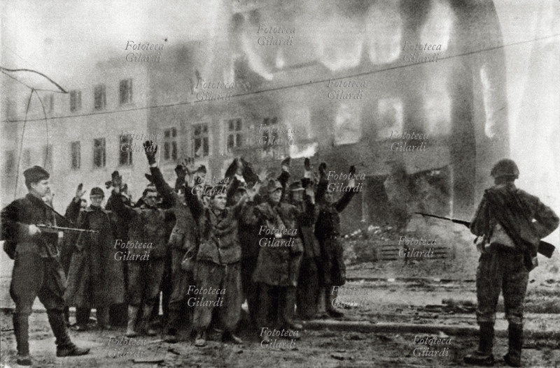 II GUERRA MONDIALE Berlino: gli ultimi soldati tedeschi si arrendono ai sovietici. Germania, aprile 1945